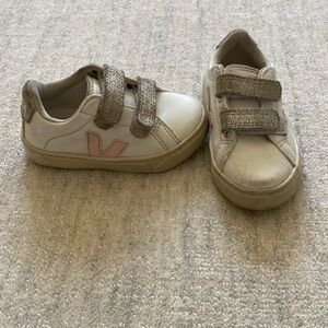 Toddler Girl Veja Leather Velcro Sneakers. Size 7. Pink